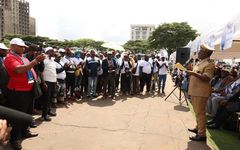 Meeting de soutien  syndicats des transporteurs et des motomans au Président-candidat